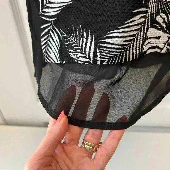 Ricki’s Top Loose Fit Beach Palm Print Short Sleeves Black White  Size XS - Picture 8 of 16